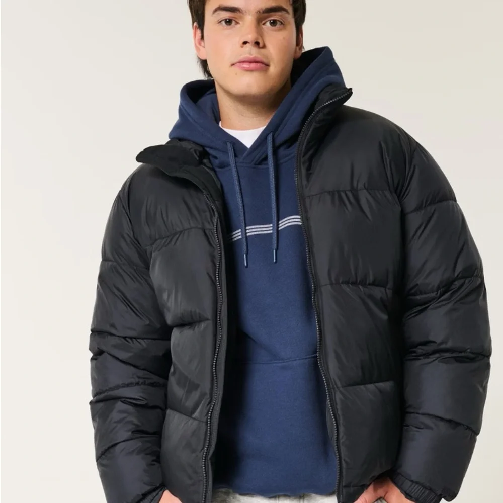 Hollister Black Puffer Jacket with Stand-Up Collar - Picture 2 of 5